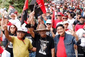 Militantes sandinistas participan en caminata en honor al Repliegue Táctico a Masaya