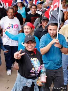 Militantes sandinistas participan en caminata en honor al Repliegue Táctico a Masaya