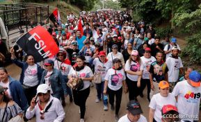 Militantes sandinistas participan en caminata en honor al Repliegue Táctico a Masaya