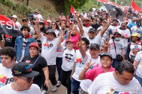 Militantes sandinistas participan en caminata en honor al Repliegue Táctico a Masaya