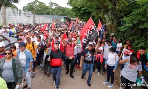 Militantes sandinistas participan en caminata en honor al Repliegue Táctico a Masaya