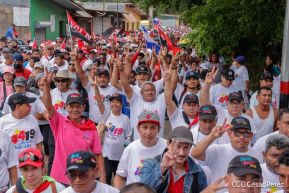 Militantes sandinistas participan en caminata en honor al Repliegue Táctico a Masaya