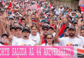 Militantes sandinistas participan en caminata en honor al Repliegue Táctico a Masaya