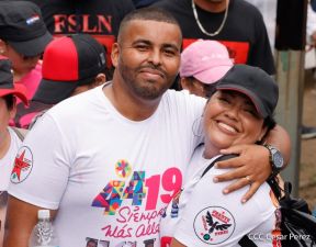 Militantes sandinistas participan en caminata en honor al Repliegue Táctico a Masaya