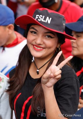 Militantes sandinistas participan en caminata en honor al Repliegue Táctico a Masaya