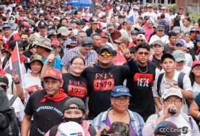 Militantes sandinistas participan en caminata en honor al Repliegue Táctico a Masaya