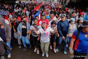 Militantes sandinistas participan en caminata en honor al Repliegue Táctico a Masaya