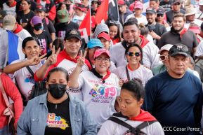 Militantes sandinistas participan en caminata en honor al Repliegue Táctico a Masaya
