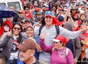 Militantes sandinistas participan en caminata en honor al Repliegue Táctico a Masaya