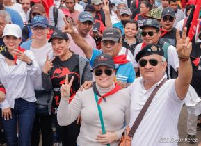 Militantes sandinistas participan en caminata en honor al Repliegue Táctico a Masaya