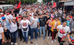 Militantes sandinistas participan en caminata en honor al Repliegue Táctico a Masaya