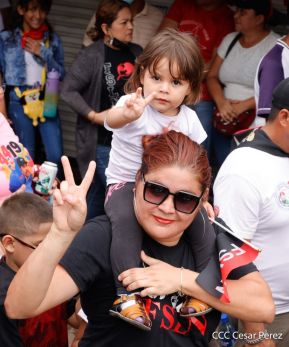 Militantes sandinistas participan en caminata en honor al Repliegue Táctico a Masaya