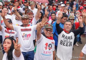 Militantes sandinistas participan en caminata en honor al Repliegue Táctico a Masaya