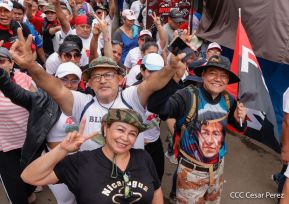 Militantes sandinistas participan en caminata en honor al Repliegue Táctico a Masaya