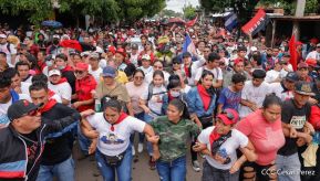 Militantes sandinistas participan en caminata en honor al Repliegue Táctico a Masaya