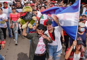 Militantes sandinistas participan en caminata en honor al Repliegue Táctico a Masaya