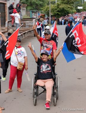 Militantes sandinistas participan en caminata en honor al Repliegue Táctico a Masaya