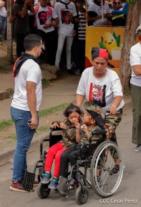 Militantes sandinistas participan en caminata en honor al Repliegue Táctico a Masaya