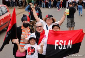 Militantes sandinistas participan en caminata en honor al Repliegue Táctico a Masaya
