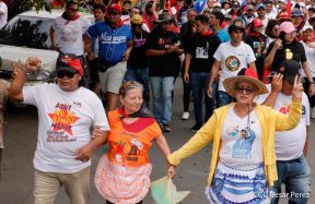 Militantes sandinistas participan en caminata en honor al Repliegue Táctico a Masaya