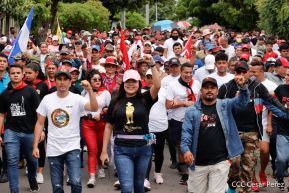 Militantes sandinistas participan en caminata en honor al Repliegue Táctico a Masaya