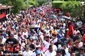Miles de sandinistas caminan en saludo al 44/19 en Julio Victorioso