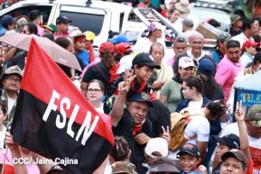 Miles de sandinistas caminan en saludo al 44/19 en Julio Victorioso