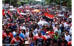 Miles de sandinistas caminan en saludo al 44/19 en Julio Victorioso