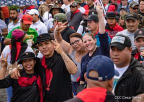 Miles de sandinistas caminan en saludo al 44/19 en Julio Victorioso