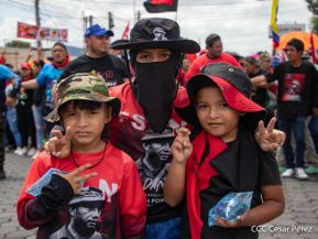 Miles de sandinistas caminan en saludo al 44/19 en Julio Victorioso