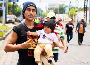 Miles de sandinistas caminan en saludo al 44/19 en Julio Victorioso