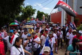 Miles de sandinistas caminan en saludo al 44/19 en Julio Victorioso