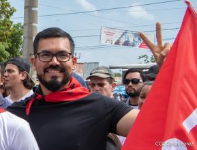 Miles de sandinistas caminan en saludo al 44/19 en Julio Victorioso