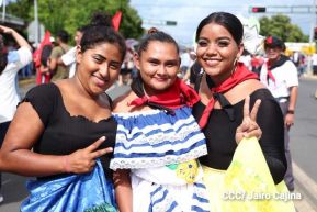 Familias sandinistas celebran con caminata el Día de la Alegría en Nicaragua
