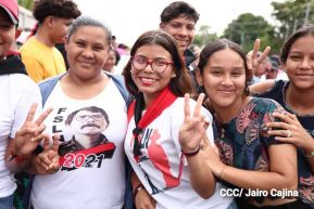Familias sandinistas celebran con caminata el Día de la Alegría en Nicaragua