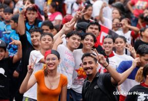 Concierto y fiesta popular por el Día de la Alegría, Avenida de Bolívar a Chávez