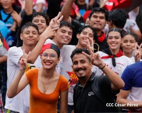 Concierto y fiesta popular por el Día de la Alegría, Avenida de Bolívar a Chávez