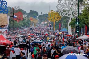 Concierto y fiesta popular por el Día de la Alegría, Avenida de Bolívar a Chávez