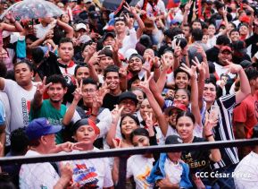 Concierto y fiesta popular por el Día de la Alegría, Avenida de Bolívar a Chávez