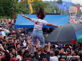 Concierto y fiesta popular por el Día de la Alegría, Avenida de Bolívar a Chávez