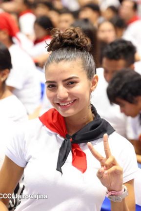 ¡Juventud Gloriosa! ¡Juventud Siempre al Frente!