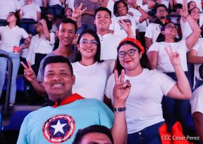 ¡Juventud Gloriosa! ¡Juventud Siempre al Frente!