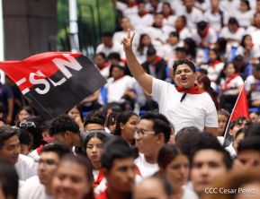 ¡Juventud Gloriosa! ¡Juventud Siempre al Frente!