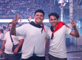 ¡Juventud Gloriosa! ¡Juventud Siempre al Frente!