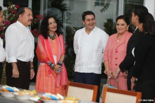 Daniel y Rosario se reúnen con presidente de Honduras