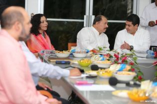 Daniel y Rosario se reúnen con presidente de Honduras