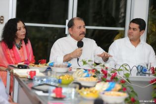 Daniel y Rosario se reúnen con presidente de Honduras