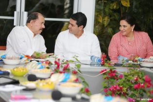 Daniel y Rosario se reúnen con presidente de Honduras