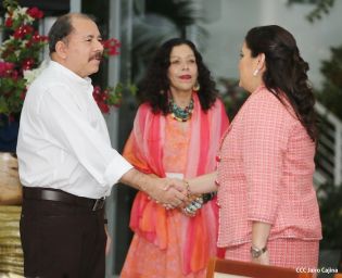 Daniel y Rosario se reúnen con presidente de Honduras