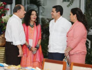 Daniel y Rosario se reúnen con presidente de Honduras